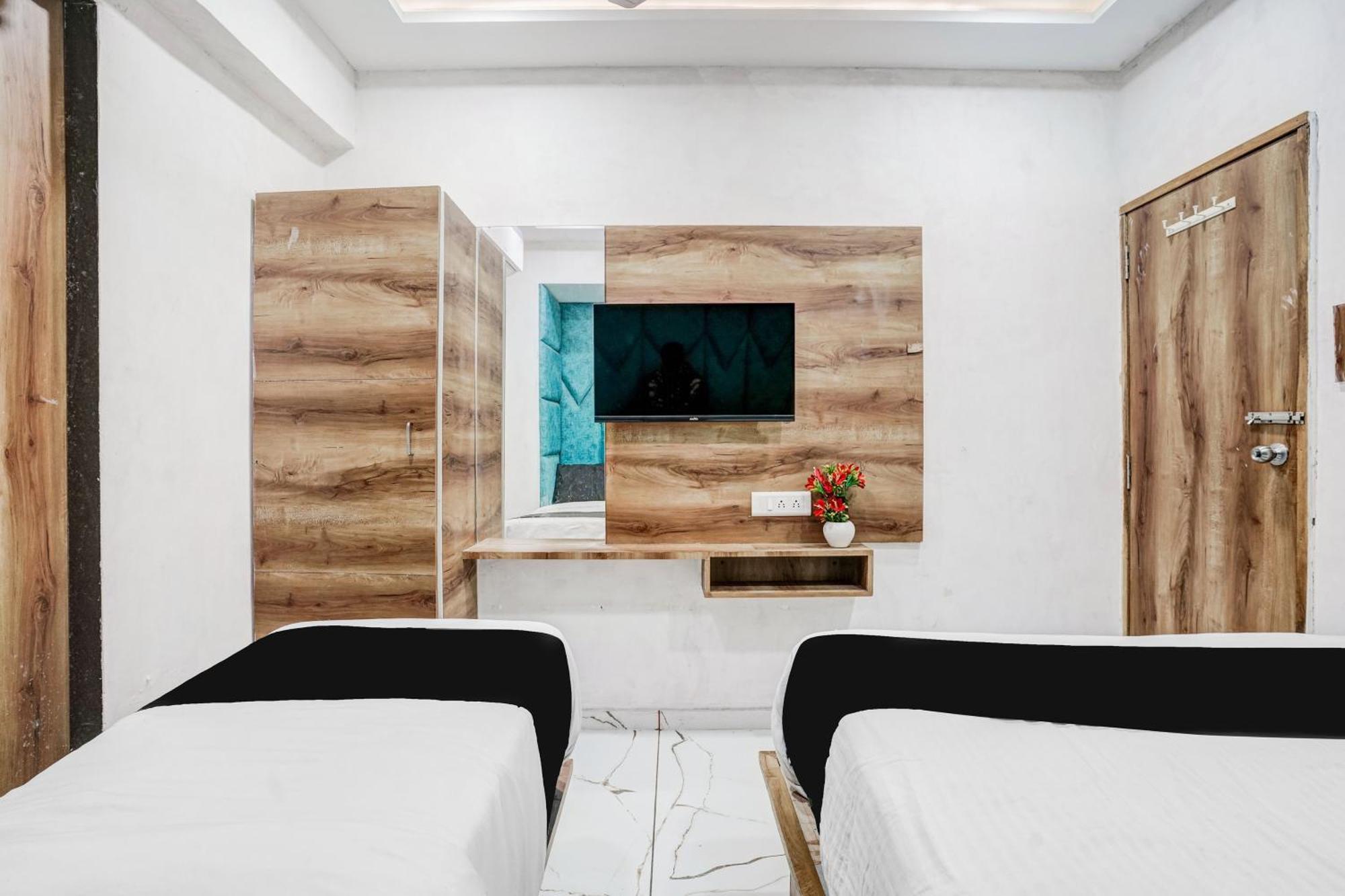Super Collection O Maninagar Near Railway Station Formerly A1 Residency Ahmedabad Exterior photo